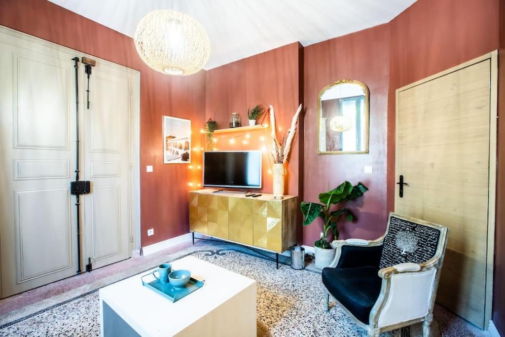 La Suite 2 Pieces Lit Queen Size Entree Privee Нім Екстер'єр фото